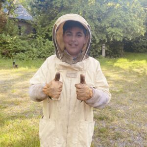Louis est heureux d'apprendre l'apiculture